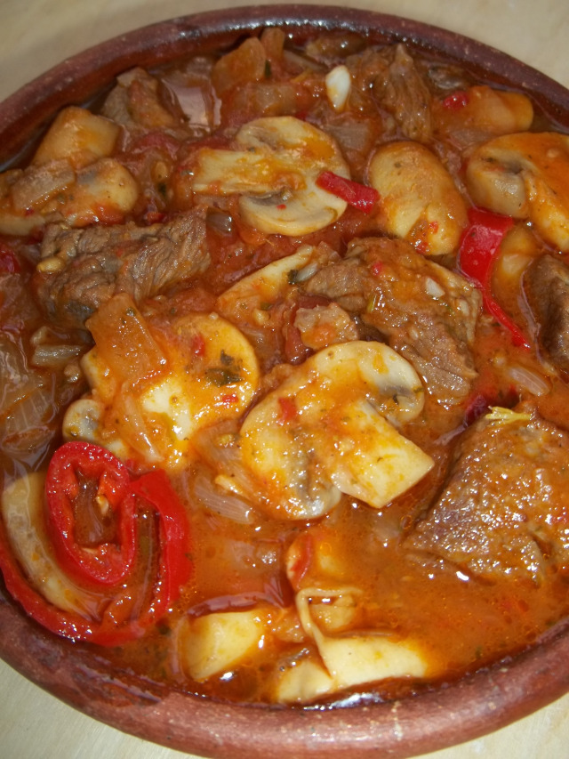 Chashushuli de porc cu ciuperci și ajika megreliană