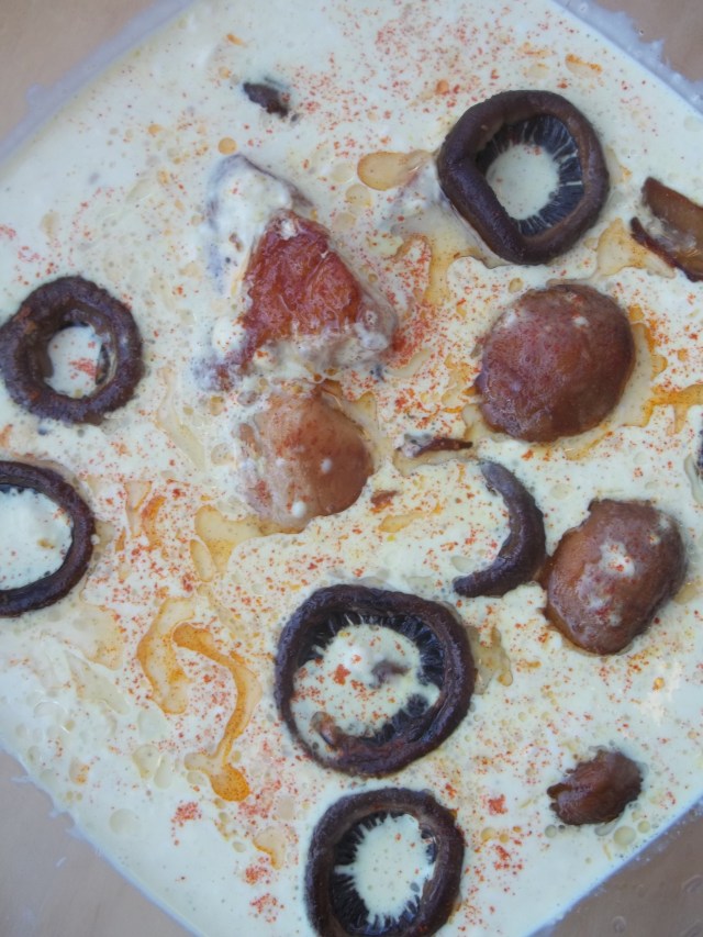 Adding chicken and mushrooms to spicy mayonnaise sauce